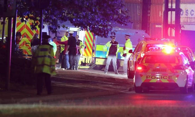 Συναγερμός στο Μάντσεστερ: Αυτοκίνητο έπεσε πάνω σε πεζούς – Τουλάχιστον πέντε τραυματίες